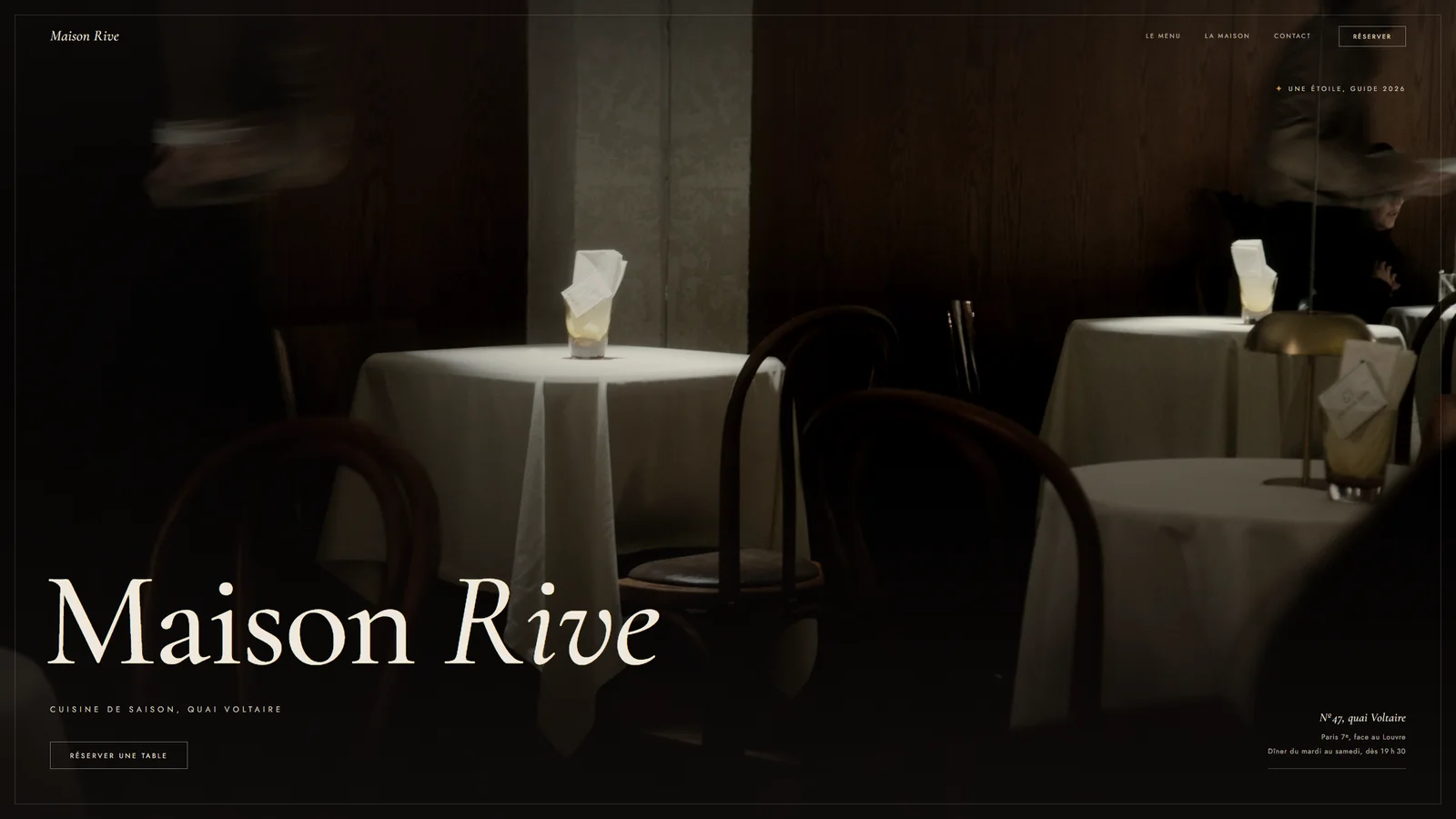 Page d’accueil du site Maison Rive : salle de restaurant sombre, wordmark serif, réservation en ligne