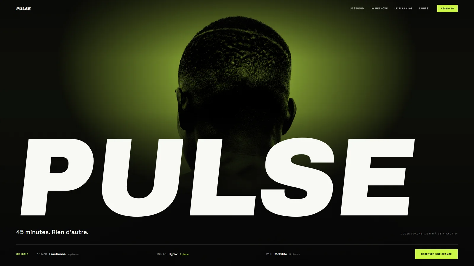 Site Pulse : athlète en duotone noir et lime, titre oblique géant, réservation de séance